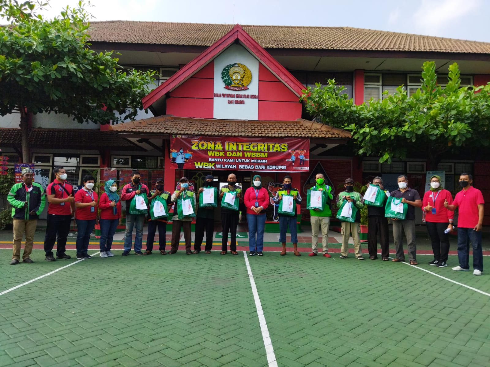 Meriahkan Hari Dharma Karya Dhika Tahun 2021, Rupbasan Surabaya Bagikan Sembako   Kepada Ojek Online dan Kunjungi Sesepuh Rupbasan Surabaya